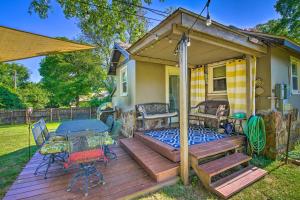 Κήπος έξω από το Historic Branson Cottage 7 Mi to Table Rock Lake!