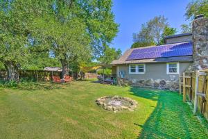 Κήπος έξω από το Historic Branson Cottage 7 Mi to Table Rock Lake!