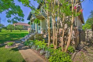 Κήπος έξω από το Historic Branson Cottage 7 Mi to Table Rock Lake!