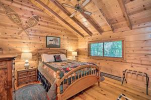 Postel nebo postele na pokoji v ubytování Comfortable Mi-Wuk Village Cabin Hike and Ski!