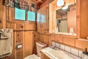 Koupelna v ubytování Comfortable Mi-Wuk Village Cabin Hike and Ski! + 24 fotografií