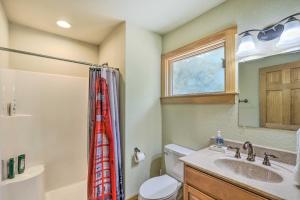 Ένα μπάνιο στο Getaway Chalet in Mars Hill with Hot Tub and Views! +27 φωτογραφίες