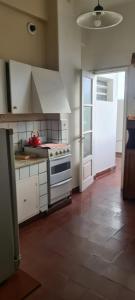 uma cozinha com armários brancos e um forno com placa de fogão em Hermoso Dpto. en el Corazón de Salta Capital em Salta