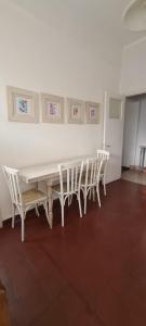 - une table et des chaises blanches dans la chambre dans l'établissement Hermoso Dpto. en el Corazón de Salta Capital, à Salta