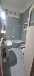 La salle de bains est pourvue d'un lavabo, d'une baignoire et de toilettes. dans l'établissement Hermoso Dpto. en el Corazón de Salta Capital, à Salta