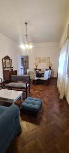 - un salon avec un canapé et une table dans l'établissement Hermoso Dpto. en el Corazón de Salta Capital, à Salta