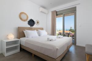 1 dormitorio con 1 cama y vistas al océano en Gennadi Harmony Suites - 200 m from the sea en Gennadi