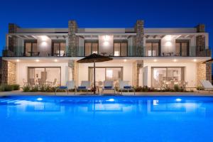 Bazén v ubytování Gennadi Harmony Suites - 200 m from the sea nebo v jeho okolí + 26 fotografií