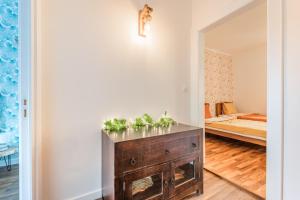 Cette chambre comprend une table avec des plantes. dans l'établissement Havre de paix au pied du château et des remparts, à La Petite-Pierre