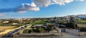 eine Luftansicht einer Stadt mit geparkten Autos in der Unterkunft Blu-M Central in Qormi