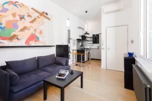 - un salon avec un canapé et une table dans l'établissement Trevi Fountain Apartments, à Rome