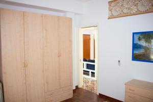 Habitación con armario grande de madera y puerta. en Da Romano, en San Giacomo