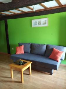 Herada的住宿－Casa Rural La Barcenilla，客厅配有蓝色的沙发和桌子