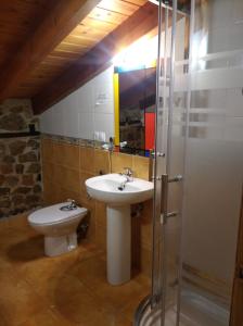 Koupelna v ubytování Casa Rural La Barcenilla