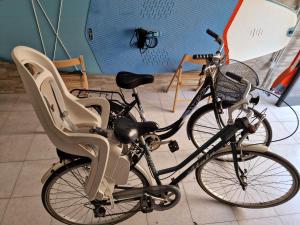 due biciclette parcheggiate l'una accanto all'altra in una stanza di SAINT GEORGE'S HOUSE Bari a Bari
