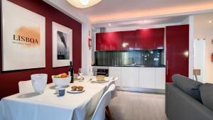 un salon avec deux tables et une cuisine dans l'établissement LXFactory House 39 by Magickey, à Lisbonne