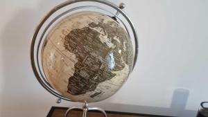 un globe terrestre sur un support sur une table dans l'établissement LXFactory House 39 by Magickey, à Lisbonne