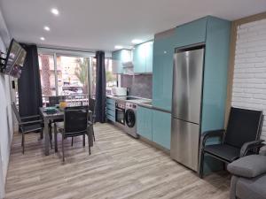 Una cocina o cocineta en MIYAS 1, Primera línea de playa