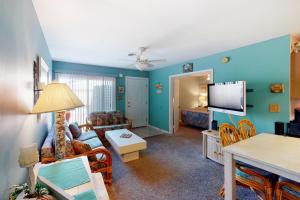 un salon avec un canapé et une télévision dans l'établissement Club Ocean Villa 2 33, à Ocean City