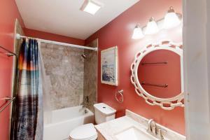 une salle de bain avec un lavabo, des toilettes et un miroir dans l'établissement Club Ocean Villa 2 33, à Ocean City 6 autres photos