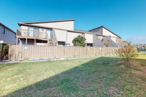 une maison avec une clôture en bois dans une cour dans l'établissement Club Ocean Villa 2 33, à Ocean City