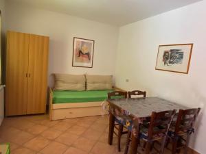 リオ・マリーナにあるAppartamenti Annaのテーブル、ベッド、テーブル、椅子が備わる客室です。