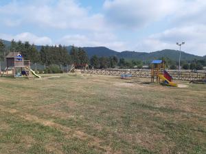 un parque infantil con 2 equipos de juego en un campo en Agriturismo Iacchelli Armando B&B, en Velletri