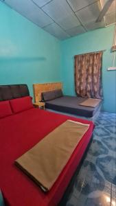 Rainbow Tioman Cottage tesisinde bir odada yatak veya yataklar