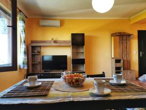 Tindaya Apartments في أهيلوي: طاولة غرفة الطعام مع وعاء من الفواكه عليها