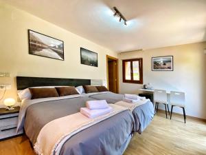 普兰Casa Ferro的一间卧室，有一张大床，床上有两条毛巾