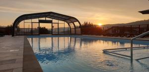 Domaine Chalets Larlapean内部或周边的泳池