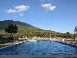 蒙塞尼的住宿－Respira Glamping Montseny，游泳池,人们在水中玩耍