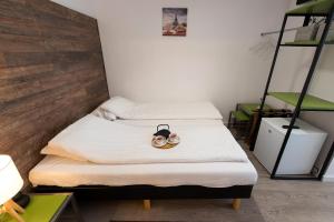 Tempat tidur dalam kamar di Ultra Central Bohemian Apartment 1