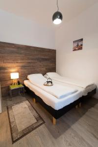 um quarto com uma cama com copos em Ultra Central Bohemian Apartment 1 em Cluj-Napoca