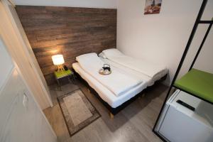 En eller flere senge i et værelse på Ultra Central Bohemian Apartment 1