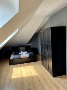 1 dormitorio en el ático con 1 cama y armario en Villa Churiana, en Camariñas