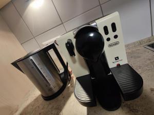 Loft auf altem Gutshof في كيرشنسيتنباخ: كونتر مطبخ مع آلة صنع القهوة وخلاط
