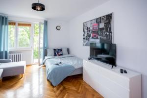 Televízia a/alebo spoločenská miestnosť v ubytovaní SuperApart Plac Dąbrowskiego 12