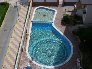an overhead view of a large swimming pool at Montemar, C-12º-33 in Cullera