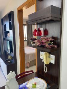 um quarto com uma mesa e um quarto com uma cama em Praia Dourada SUITE PREMIUM 603 Itaparica em Vila Velha