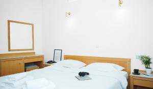 テッサロニキにあるTelioni Hotelのベッドルーム1室(カメラ付きのベッド1台付)