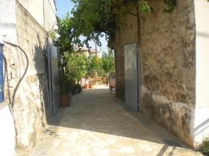 ペタリディオンにあるPetalidi Gedigioの建物内の戸付き路地