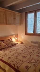 1 dormitorio con cama y ventana en Les Perthuis - Portes du Soleil, en Châtel