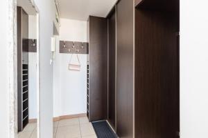 Fotografia z galérie ubytovania SuperApart Saska 48a, Sleek 6th-Floor Studio with Balcony & Elevator Access vo Varšave