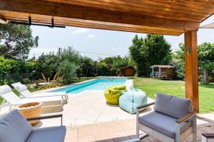 un patio con sillas y una piscina en Signoret - Belle maison avec piscine, en Toulouse