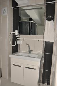 y baño con lavabo y espejo. en Hotel Iscen, en Mustafakemalpaşa