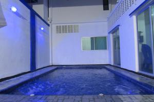 ein leerer Pool in einem Zimmer mit einem Gebäude in der Unterkunft Casa en Honda La Casa de Flor en el barrio Guali in Honda