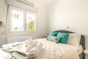 Ένα ή περισσότερα κρεβάτια σε δωμάτιο στο Sophia's Comfortable Home with a Private Backyard