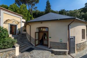 een klein wit gebouw met een deur en een trap bij Villa Santa Margherita - B&B in Cortona