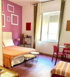 sypialnia z 2 łóżkami i oknem w obiekcie Bellini w Cagliari